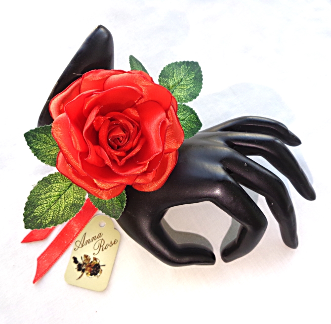 Цветочный браслет на руку ручной работы цвет алый Красная атласная роза-купить-в интернет-магазине annarose.com.ua